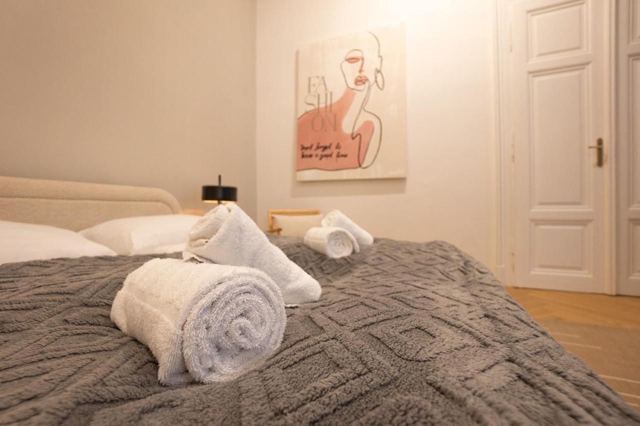 וינה Spacious 110М2 Flat In The City Center מראה חיצוני תמונה