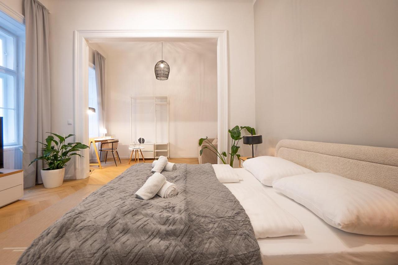 וינה Spacious 110М2 Flat In The City Center מראה חיצוני תמונה