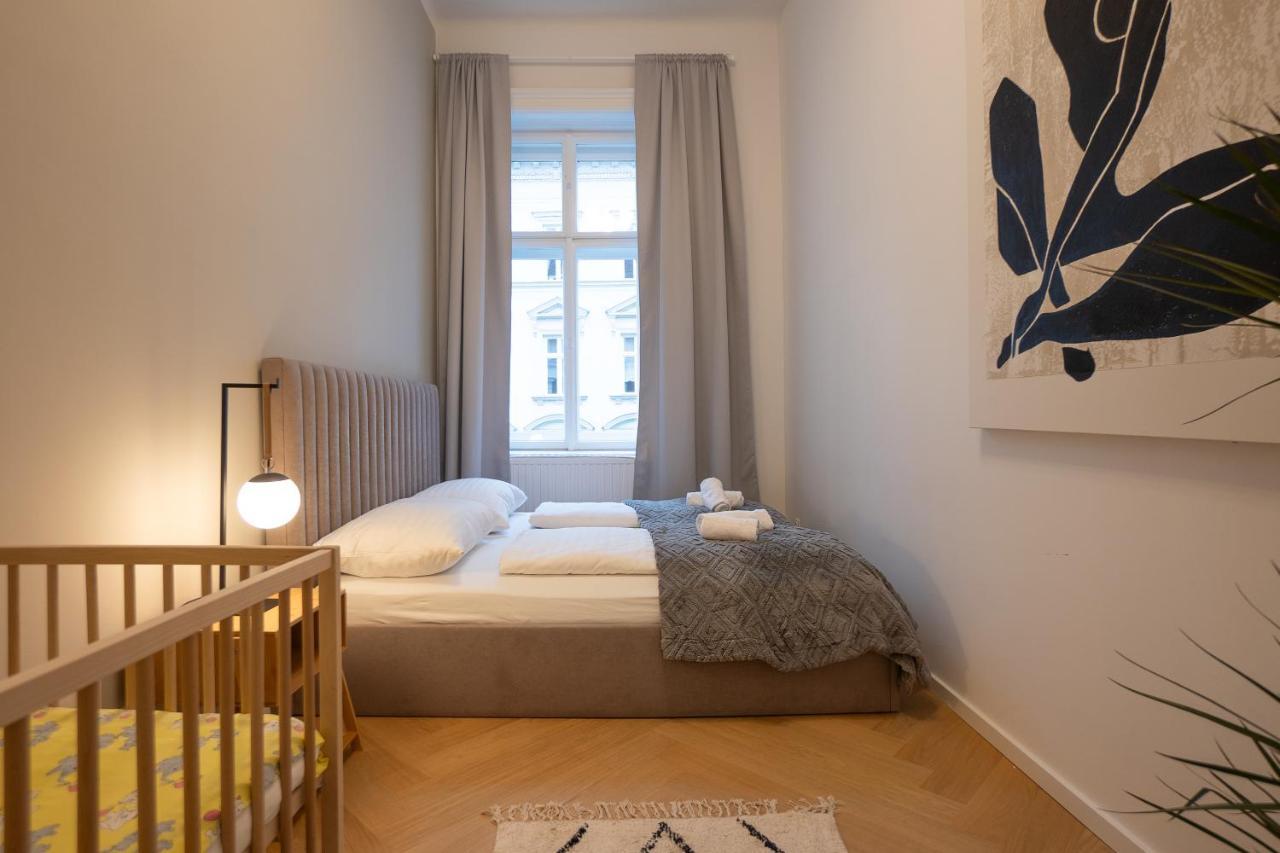 וינה Spacious 110М2 Flat In The City Center מראה חיצוני תמונה