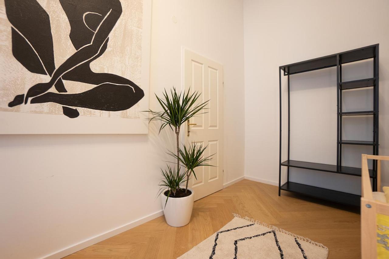 וינה Spacious 110М2 Flat In The City Center מראה חיצוני תמונה