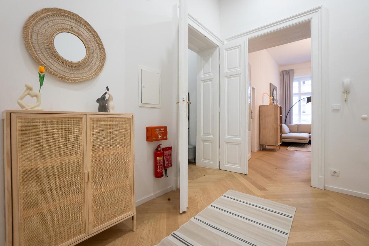 וינה Spacious 110М2 Flat In The City Center מראה חיצוני תמונה