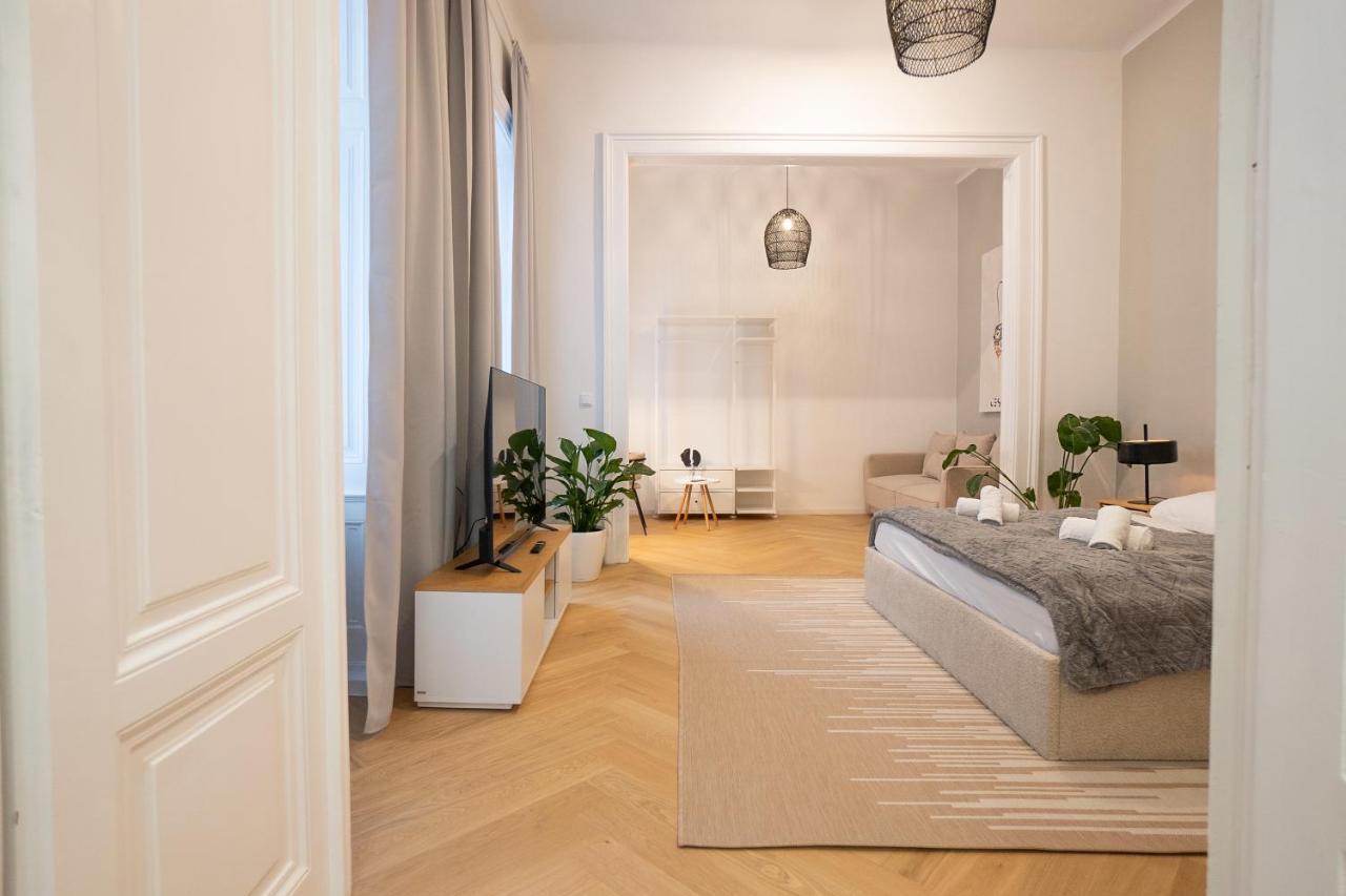 וינה Spacious 110М2 Flat In The City Center מראה חיצוני תמונה