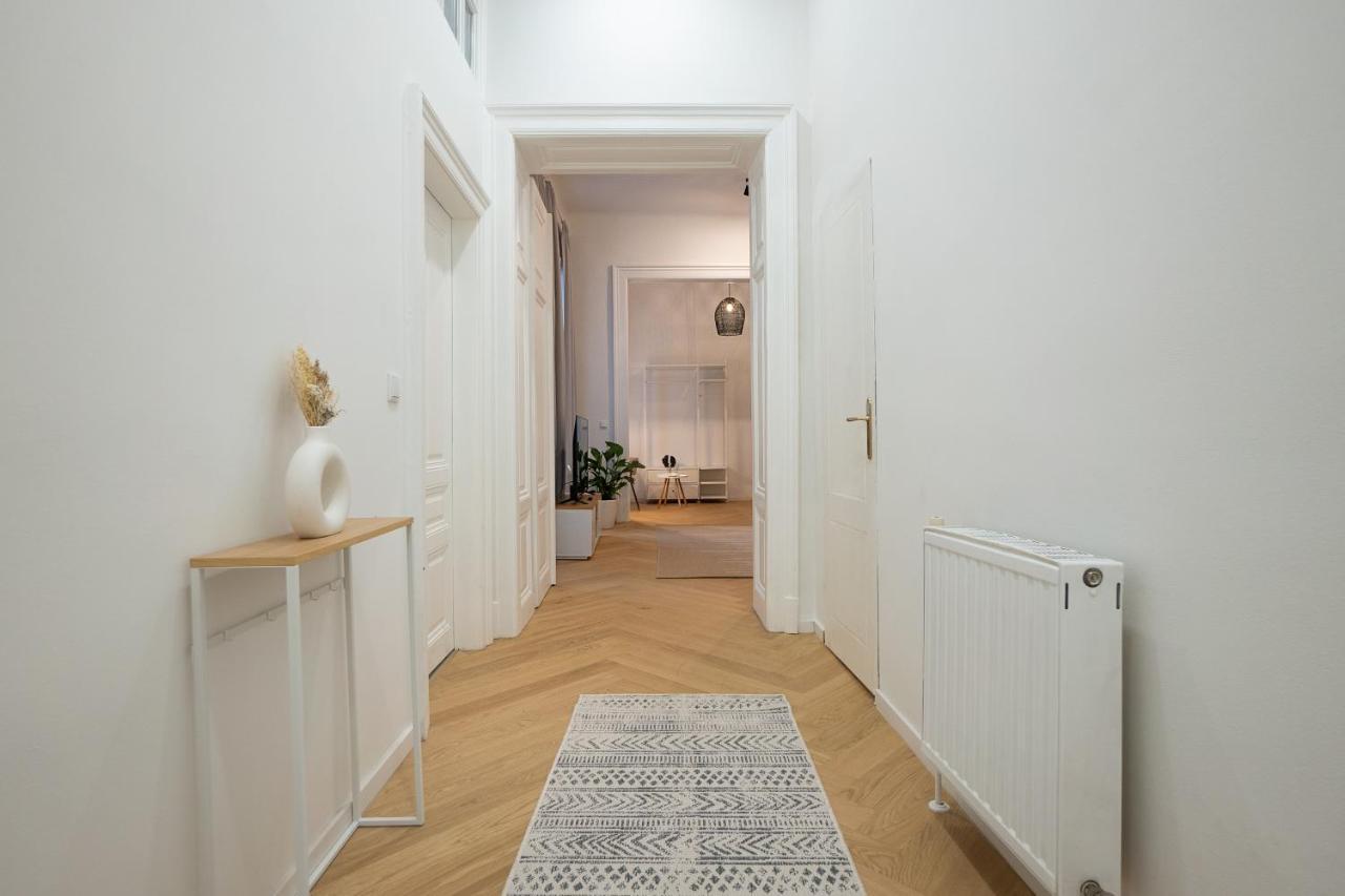 וינה Spacious 110М2 Flat In The City Center מראה חיצוני תמונה