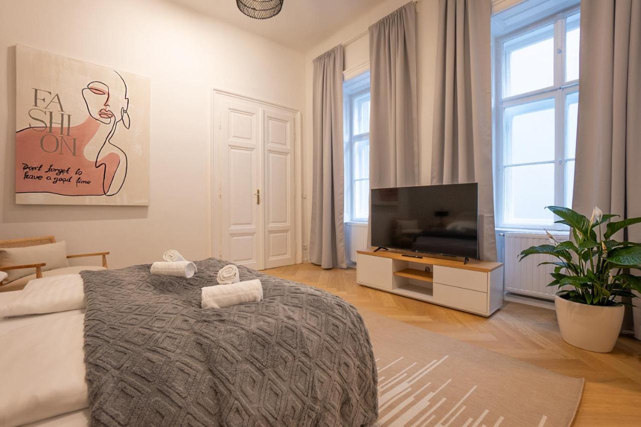 וינה Spacious 110М2 Flat In The City Center מראה חיצוני תמונה