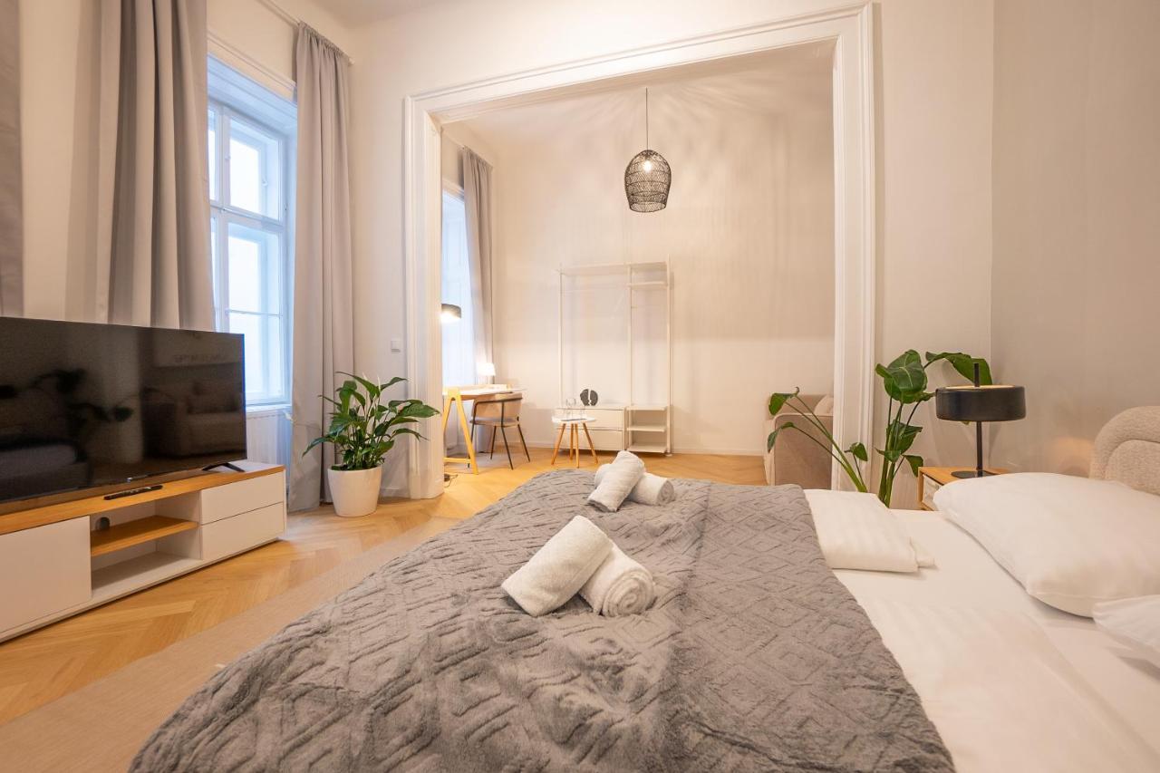 וינה Spacious 110М2 Flat In The City Center מראה חיצוני תמונה