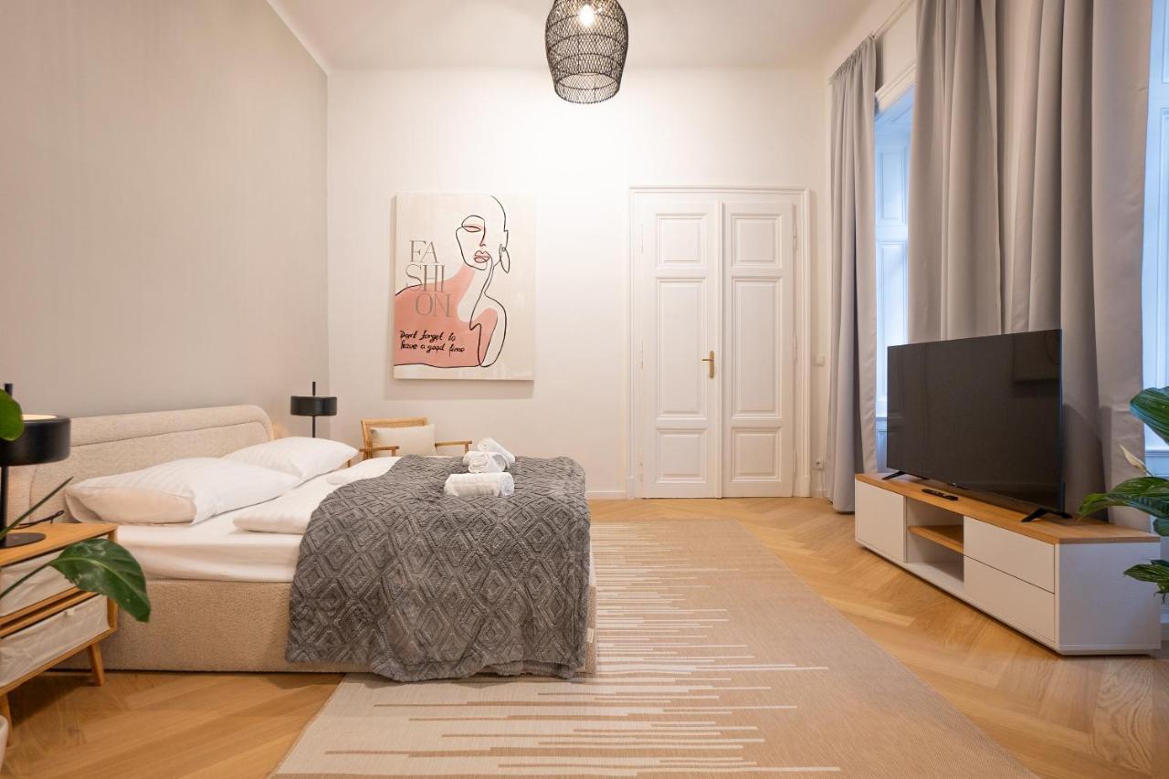 וינה Spacious 110М2 Flat In The City Center מראה חיצוני תמונה