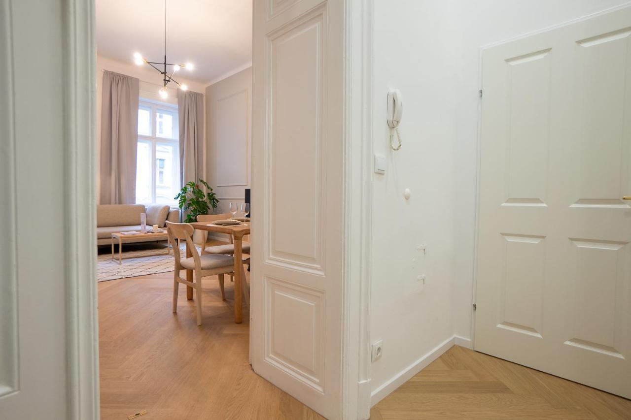 וינה Spacious 110М2 Flat In The City Center מראה חיצוני תמונה