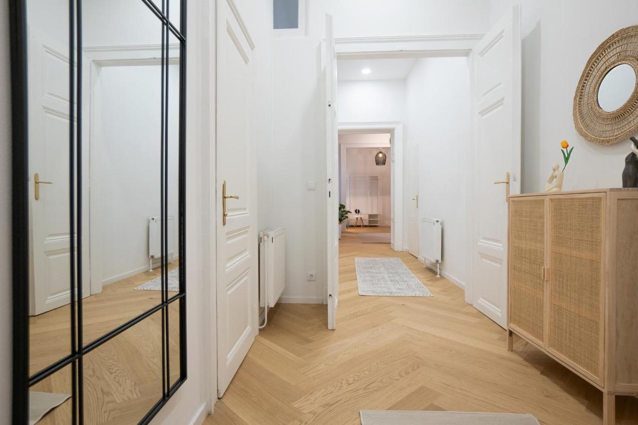וינה Spacious 110М2 Flat In The City Center מראה חיצוני תמונה