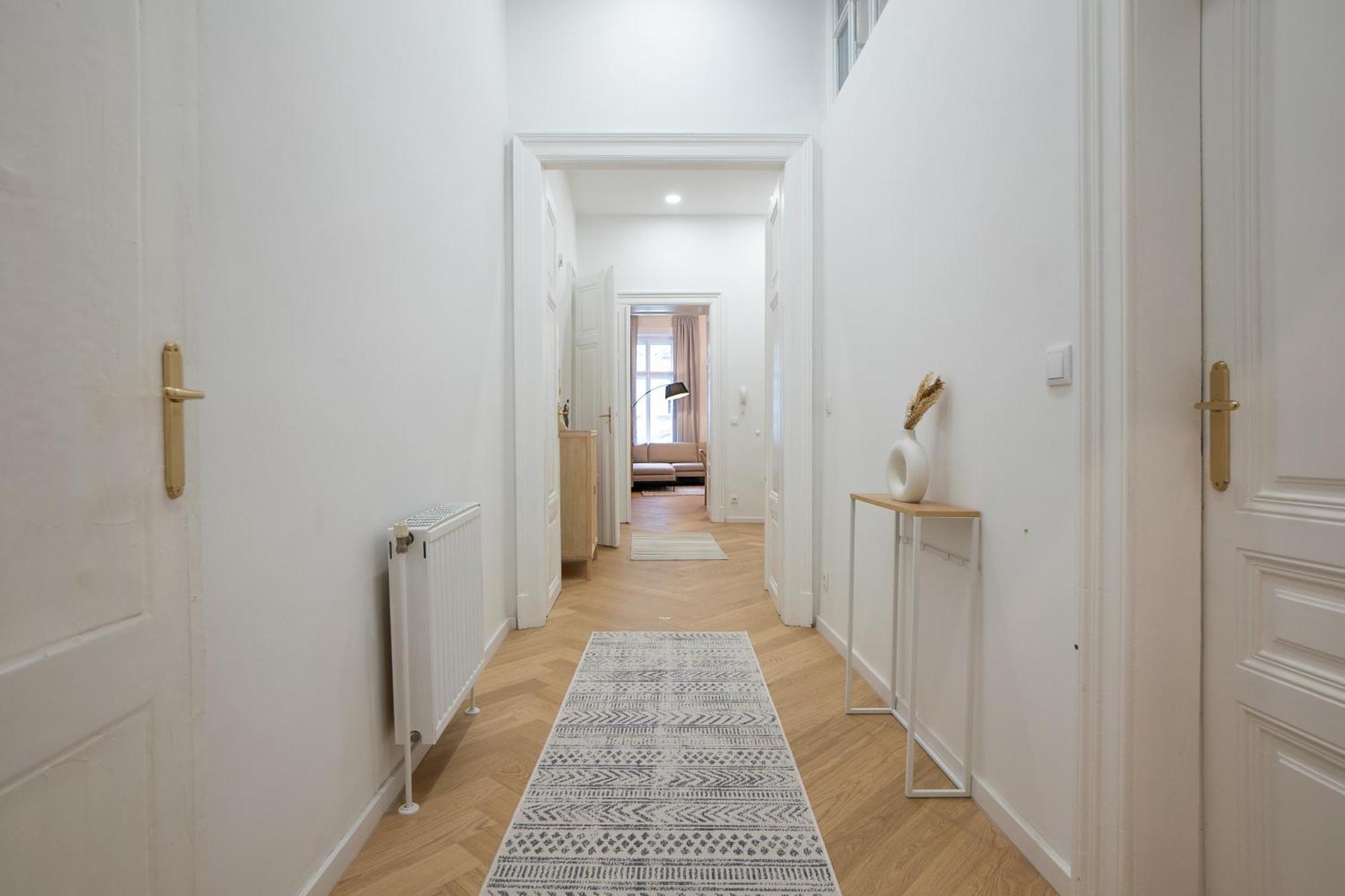 וינה Spacious 110М2 Flat In The City Center מראה חיצוני תמונה