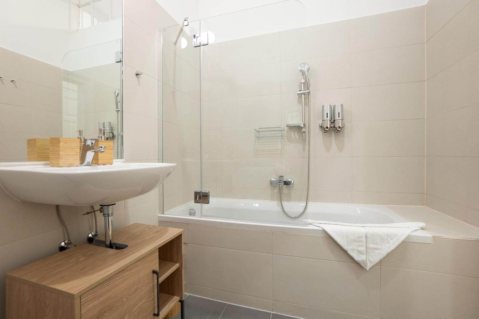 וינה Spacious 110М2 Flat In The City Center מראה חיצוני תמונה
