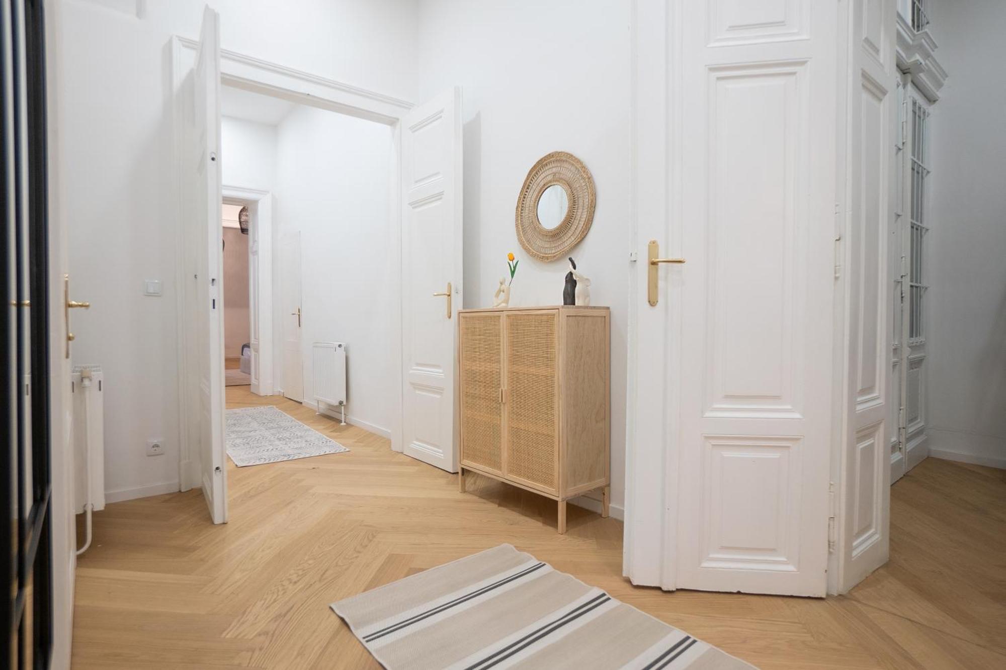 וינה Spacious 110М2 Flat In The City Center מראה חיצוני תמונה