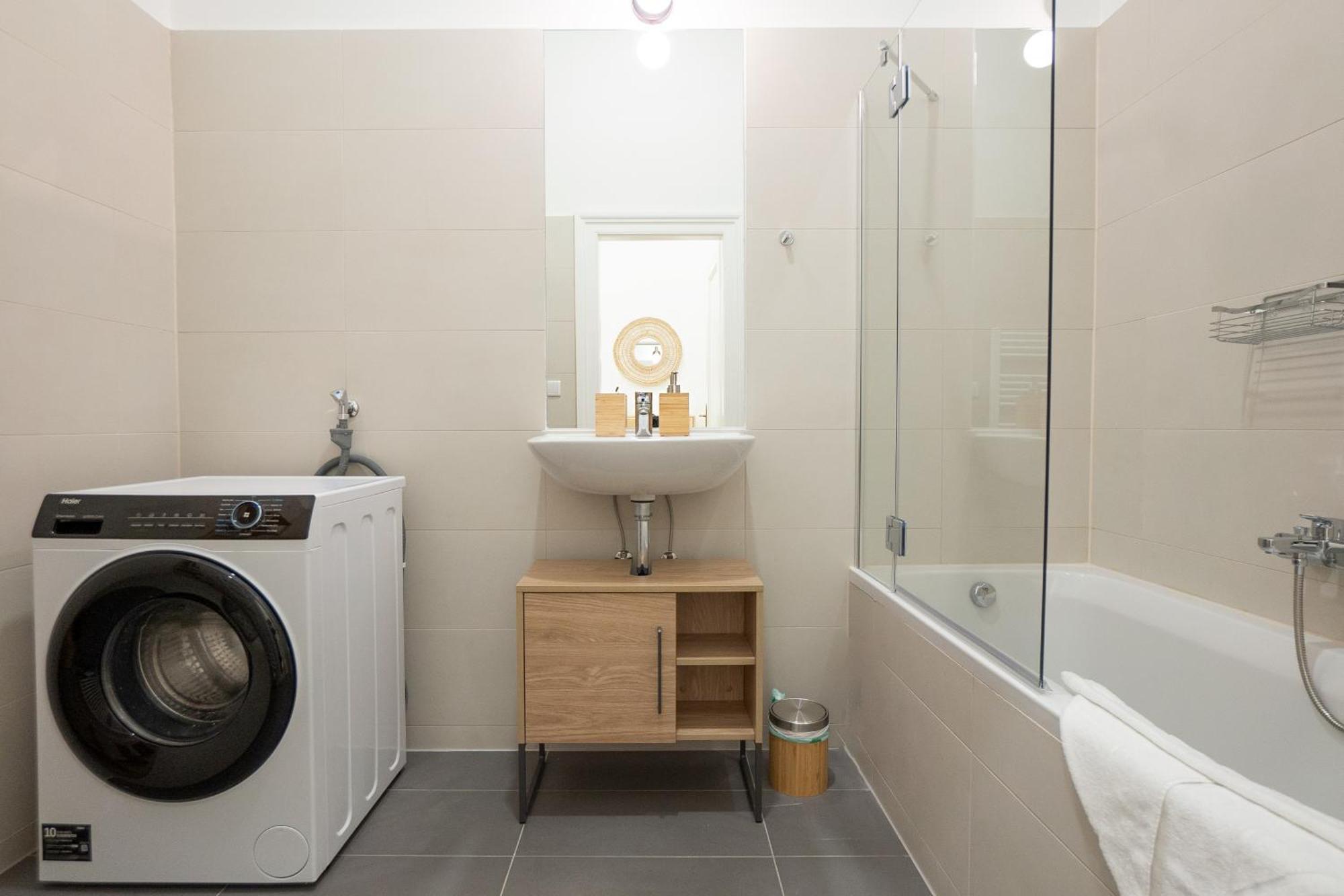 וינה Spacious 110М2 Flat In The City Center מראה חיצוני תמונה