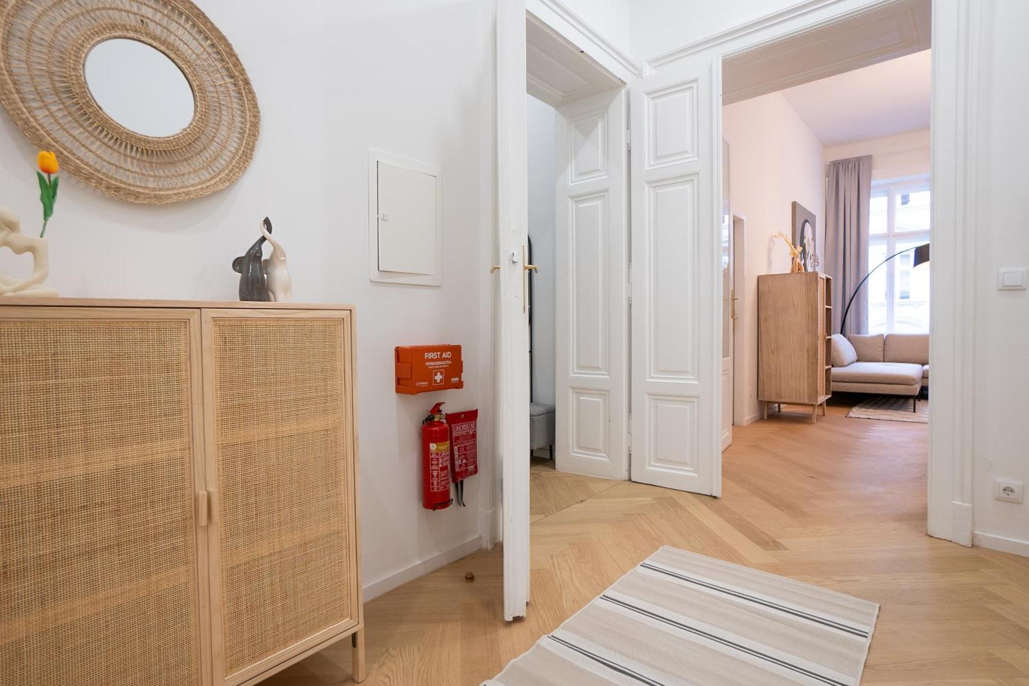 וינה Spacious 110М2 Flat In The City Center מראה חיצוני תמונה
